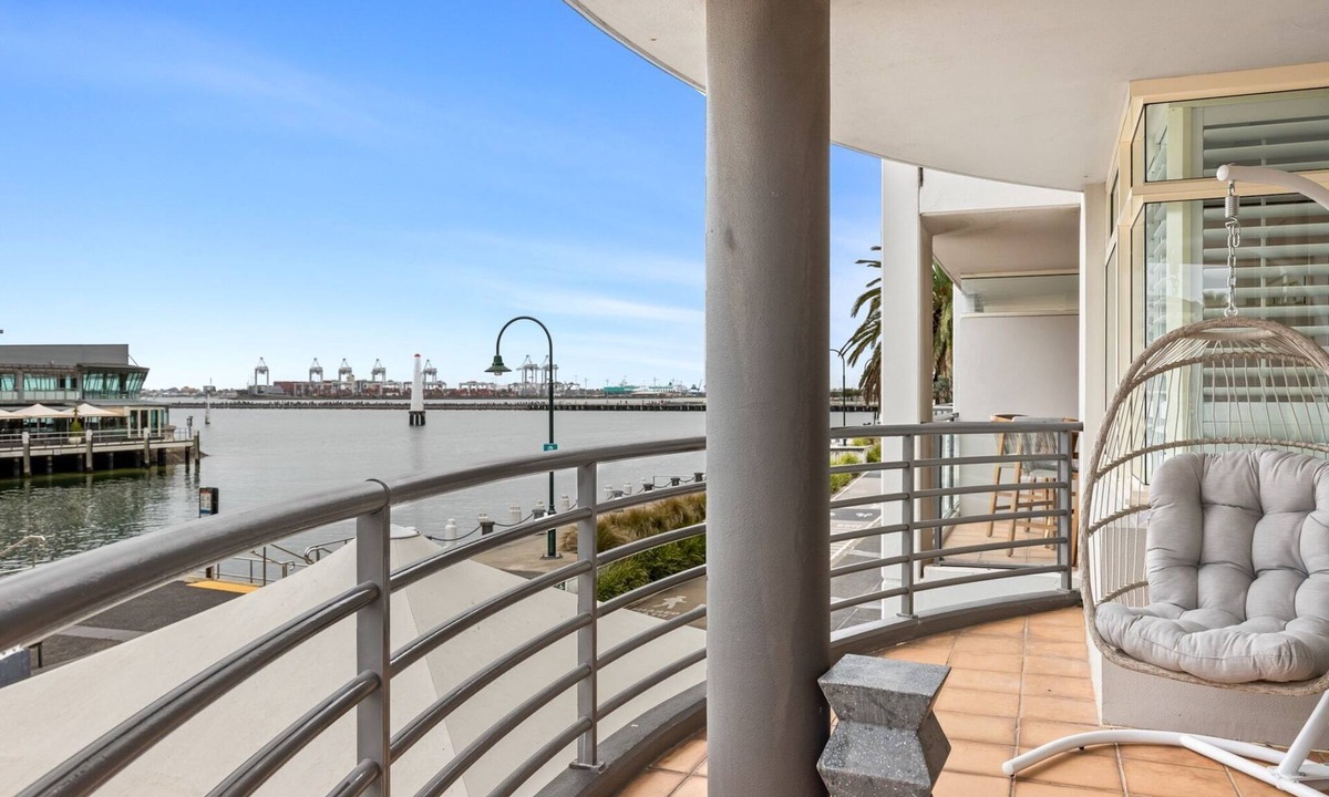 Port Melbourne Apartment | Scenic Beachside 3-bedroom with Water Views