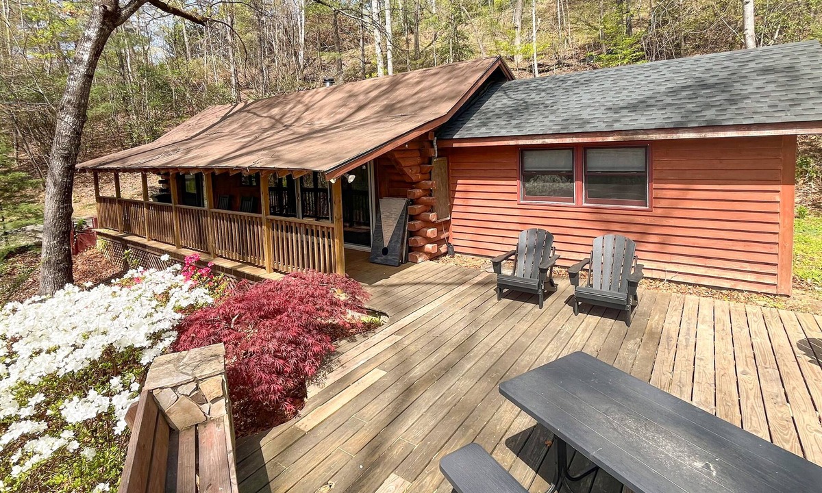 Horse Shoe House | Scenic cabins with fireplaces, children's items, W/D - dog-friendly