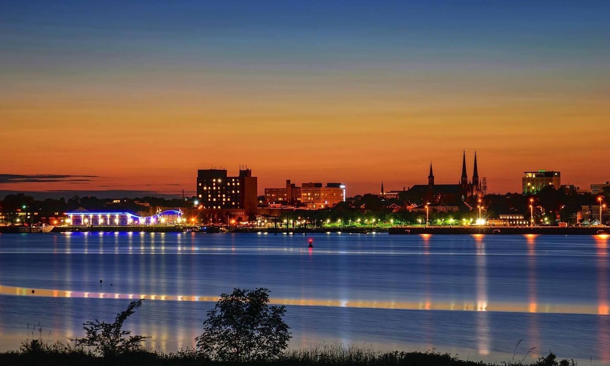 Stratford Apartment | Scenic Harbour View House, Exceptional Oceanfront overlooking Charlottetown.