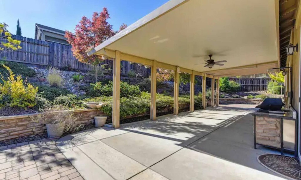 Folsom House | Scenic Hillside Retreat