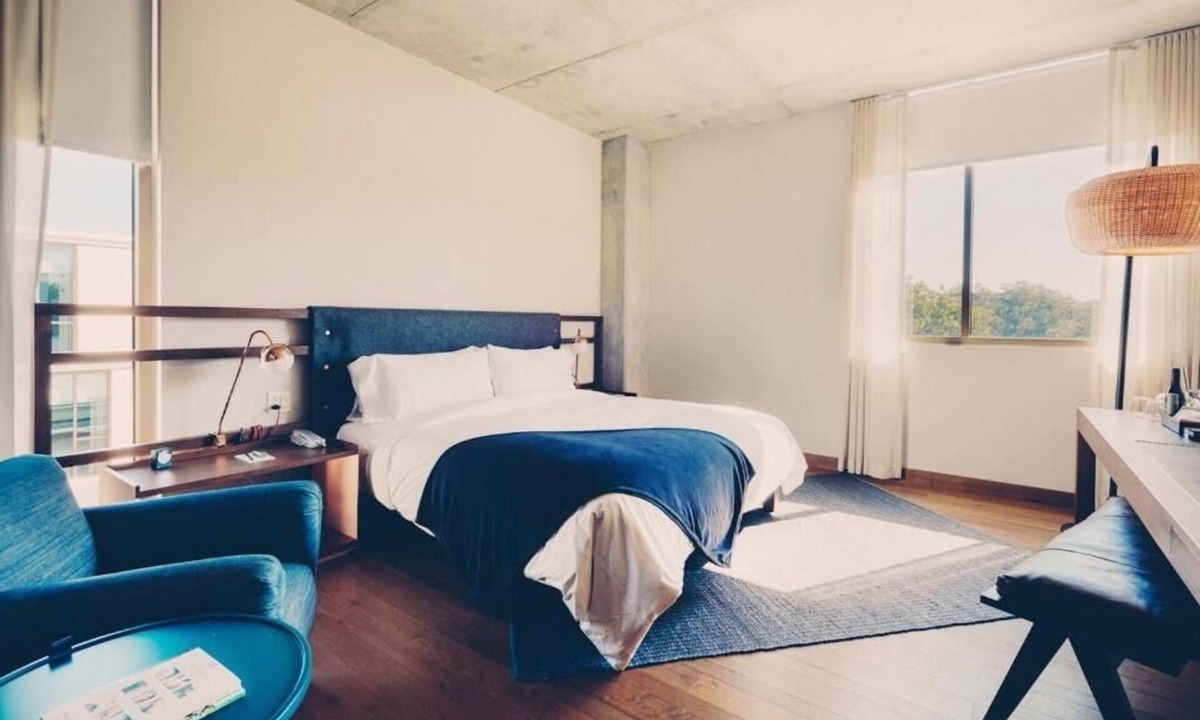 South River City Hotel | Scenic Hotel Room in Austin’s Iconic Travis Heights