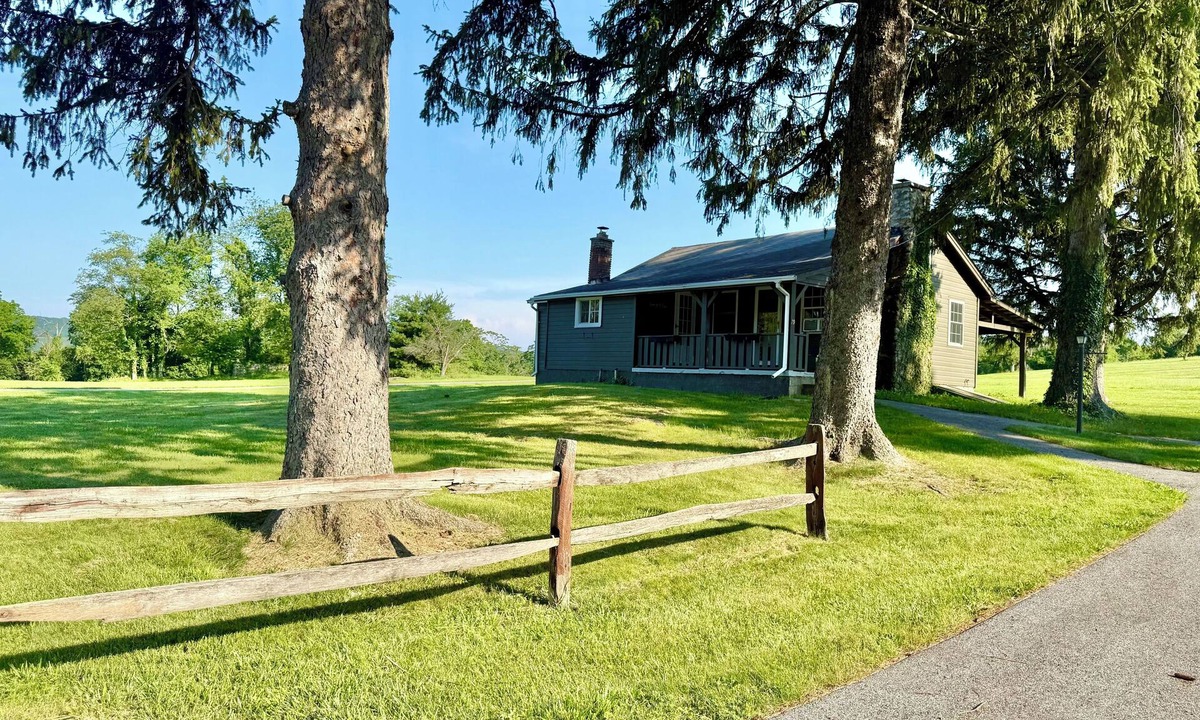 Town of Marlborough Cottage | Scenic Hudson Valley Getaway Farms & Vineyards
