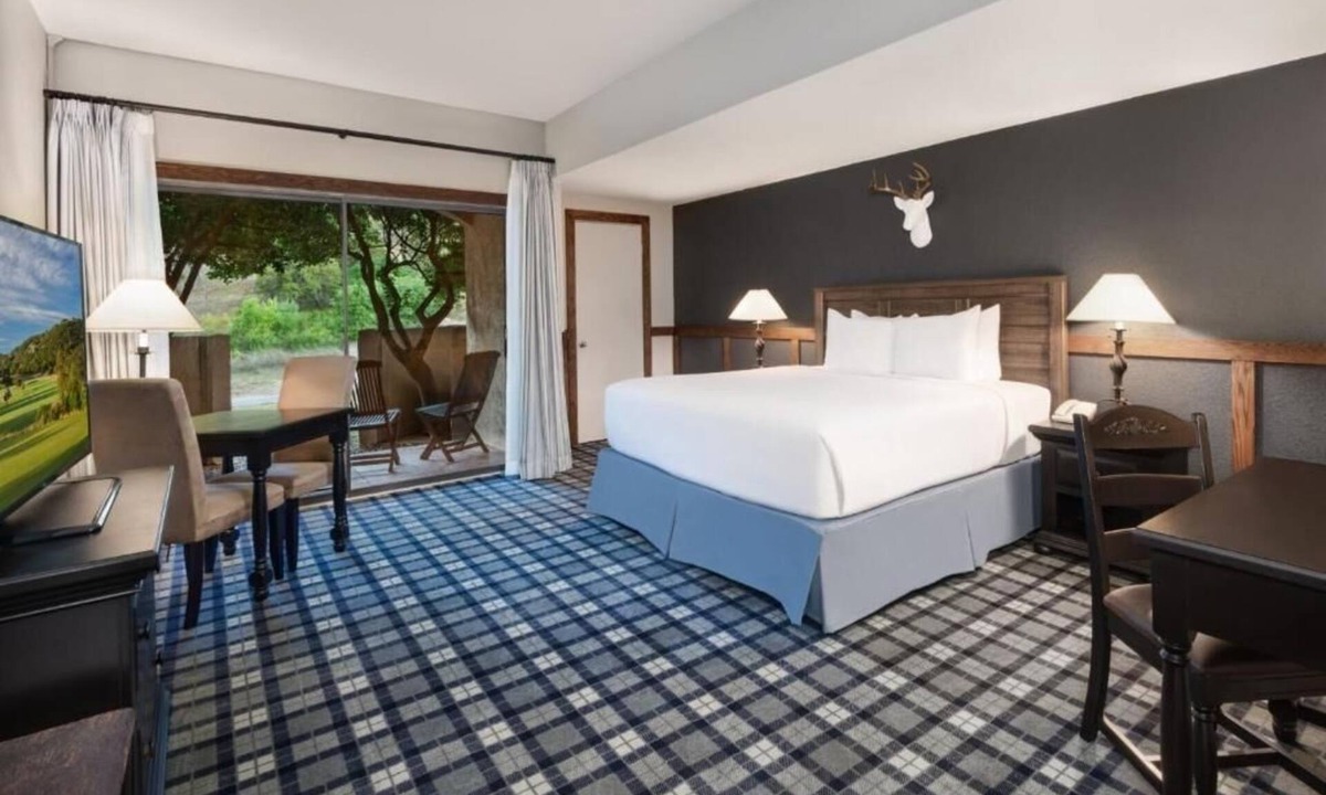 Boerne Hotel | Scenic King Retreat | Private Balcony | 7 mi to Exploring Cave Without A Name