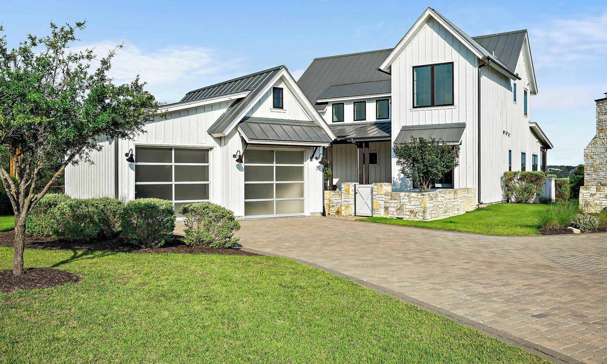 Spicewood House | Scenic Lake Travis Farmhouse | Pickleball | BBQ