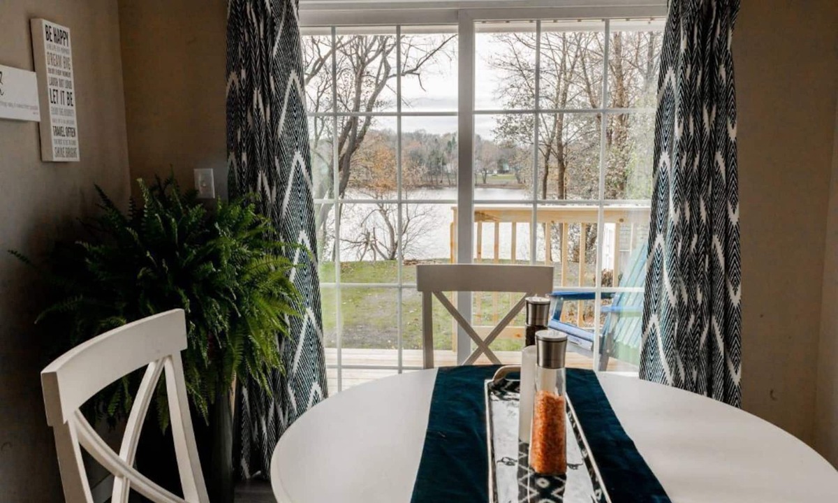 Thompsonville House | Scenic River View