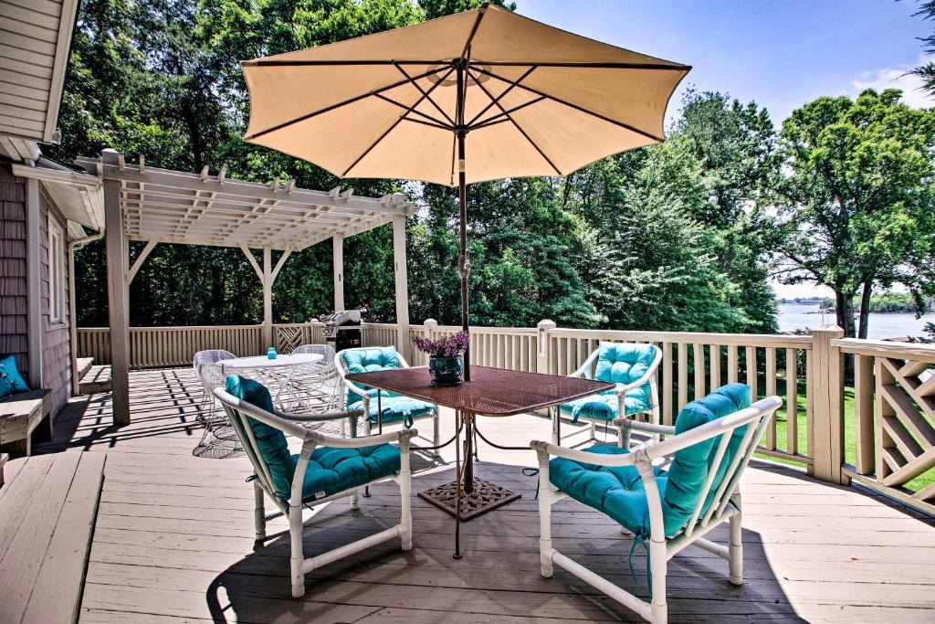 Huddleston House | Scenic Smith Mountain Lake Getaway w/Deck + Dock!