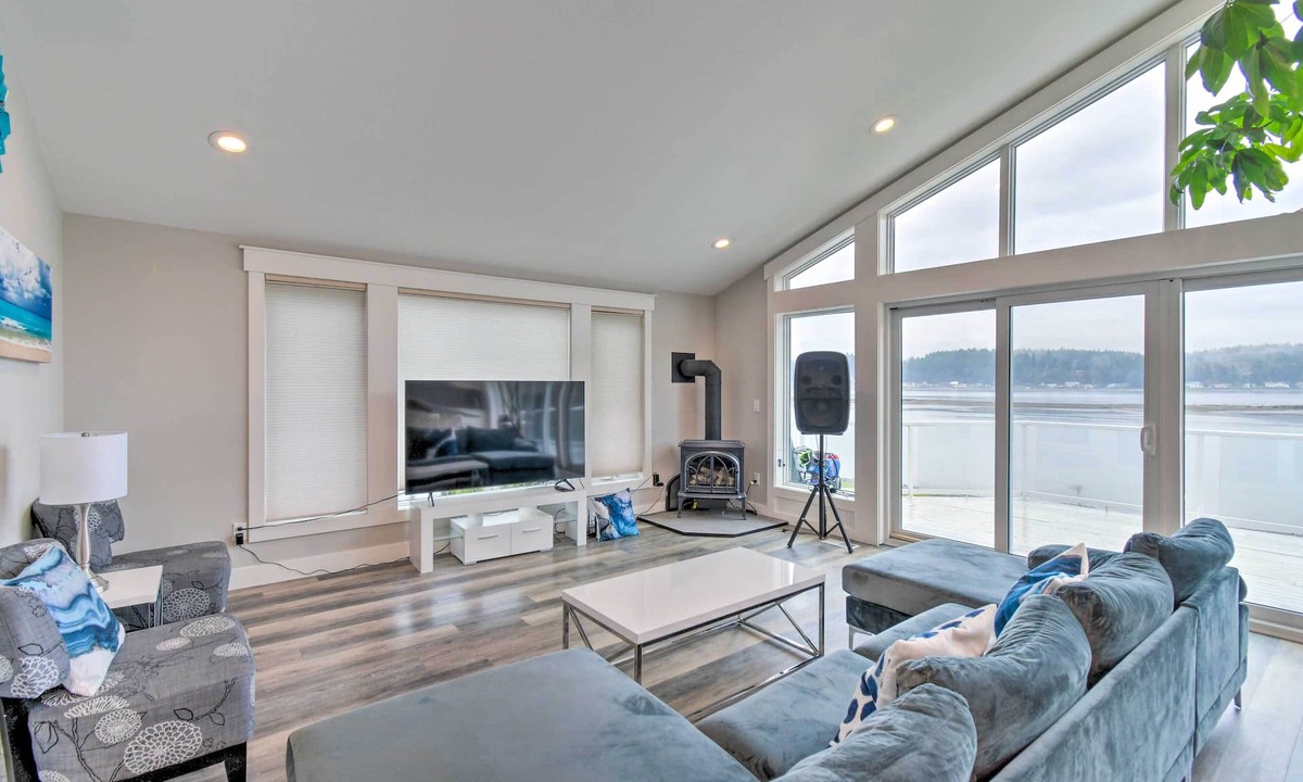 Allyn-Grapeview House | Scenic & Spacious Getaway on North Bay w/Deck!