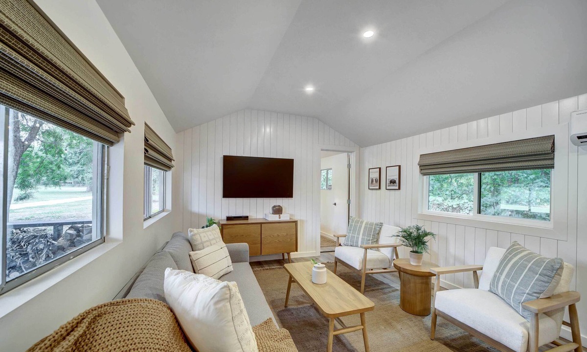 Tulsa Cabin | Scenic Tulsa Getaway w/Deck + Fire Pit