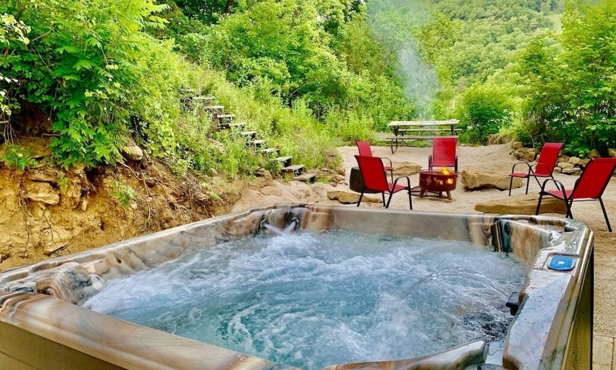 Lansing House | Scenic View Lodge- w/hot tub & POOL