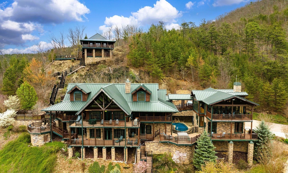 Smoky Mountains Cabin | Scenic Views:7BR/Heated Pool/Amazing View/Game/Theater