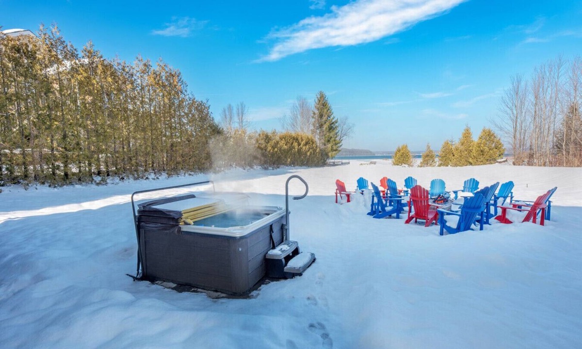 Wiarton House | Scenic Waterfront 4BR – Hot Tub/Sleeps 12/Bonfire