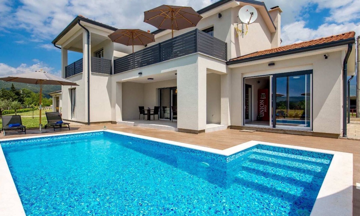 Sarsoni House | Schönes Haus für 8 Personen mit großem Schwimmbad by Interhome