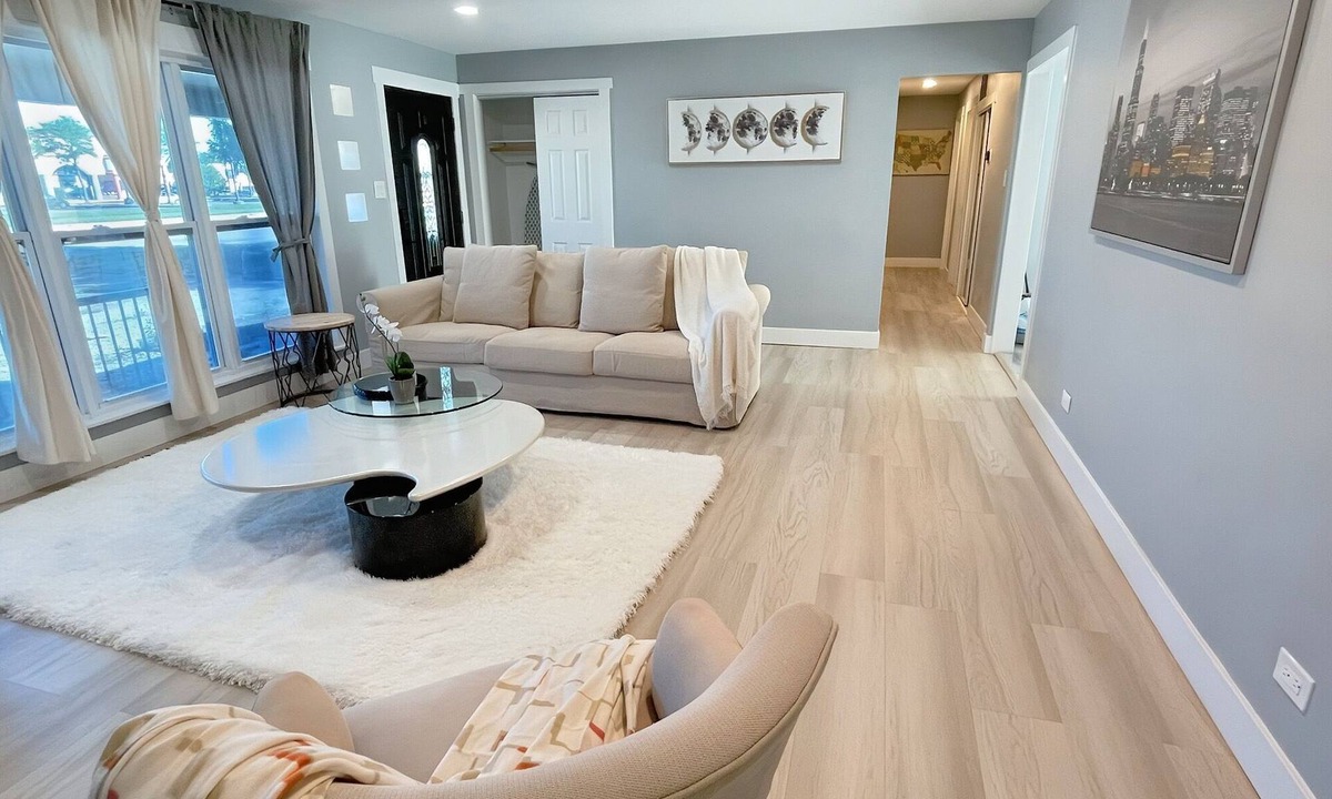 Forestview House | Schaumburg Modern 4BR Farmhouse w/Private Master & Sleeps 9. Families & groups