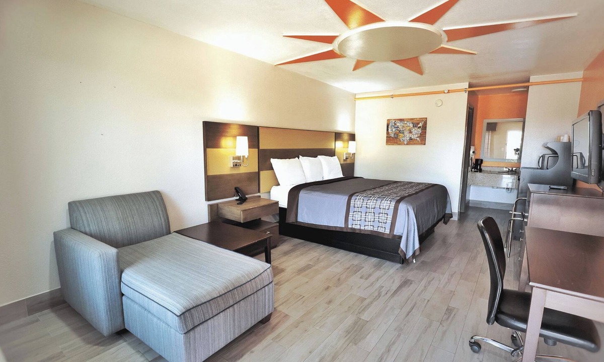 Shenandoah Hotel | Scottish Inns & Suites Shenandoah Woodlands Mall