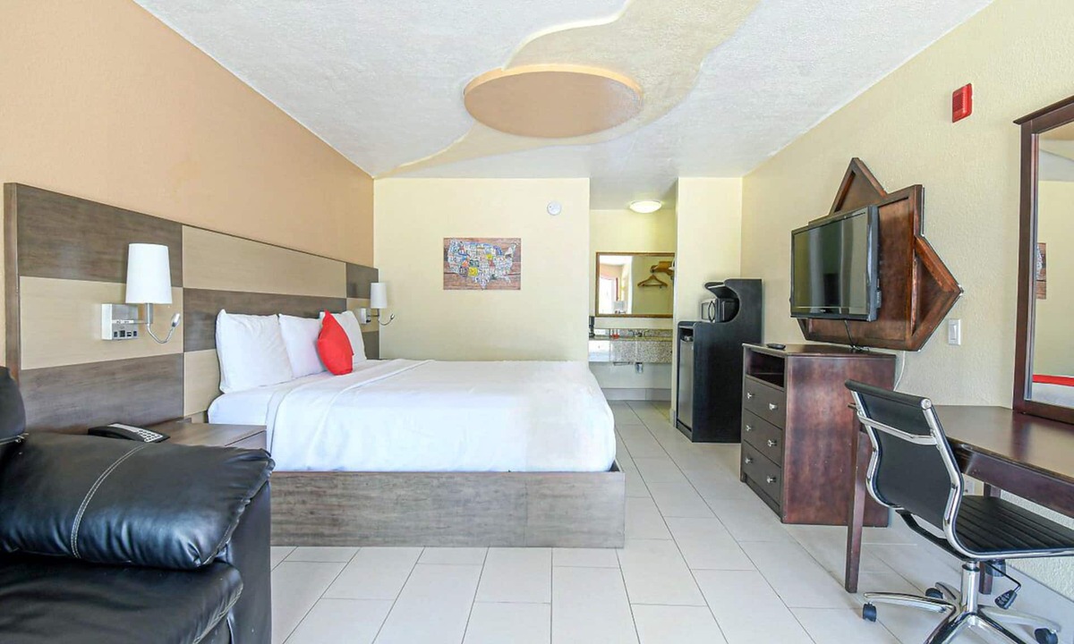Shenandoah Hotel | Scottish Inns & Suites Shenandoah Woodlands Mall, King Suite, Free Parking