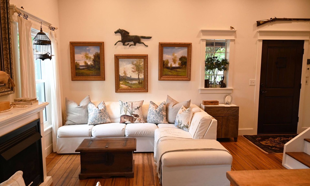 Caroline Apartment | Scottland Yard Farm -Queen's Quarters