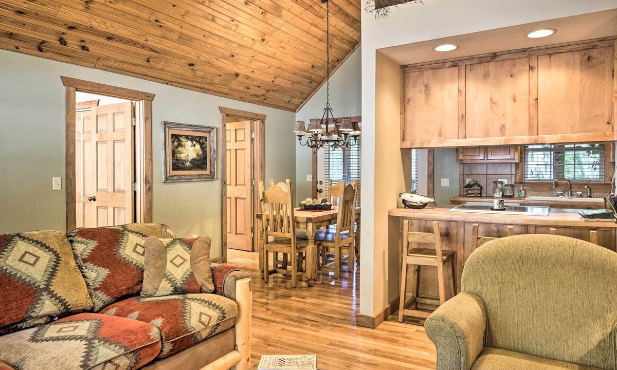 Branson West Cottage | Screened Deck: Cozy Branson West Cabin!