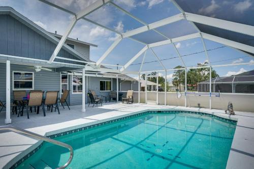 Port Charlotte House | Screened-In Lanai + Yard: Port Charlotte Retreat