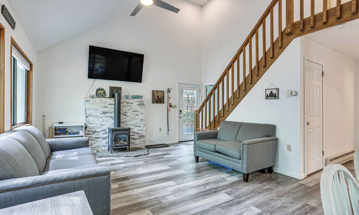 Rowland House | Screened Porch & Deck: Pet-Friendly Poconos Escape