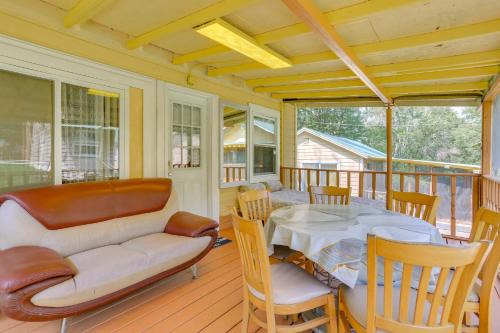 Mongaup Valley House | Screened Porch + Fire Pit: Cabin Near Bethel Woods