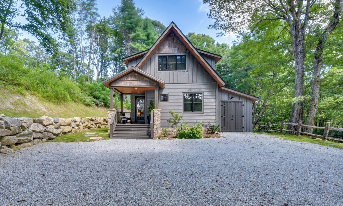 Glenville Cottage | Screened Porch + Yard: Mountain Home By Hiking!