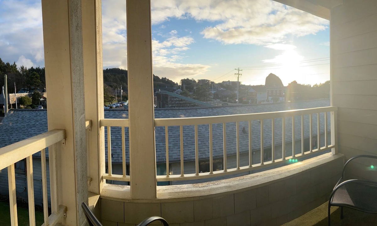 Downtown Cannon Beach Hotel | Sea Breeze Court