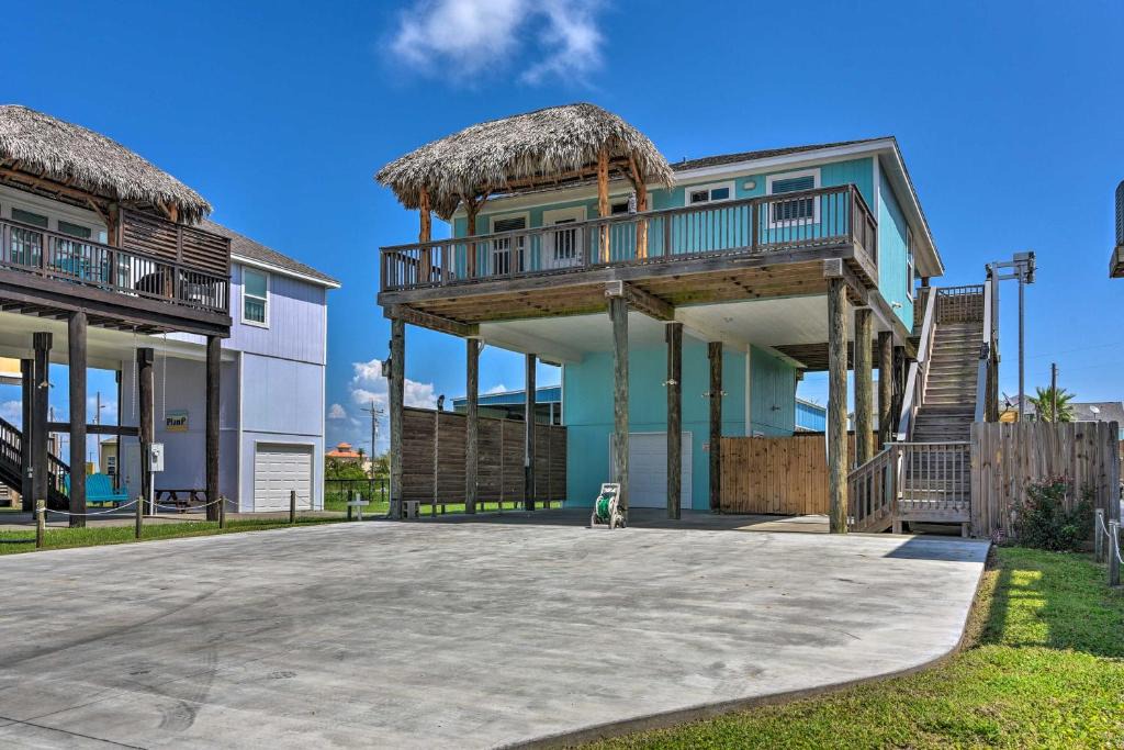 Crystal Beach House | Sea Breeze Crystal Beach Home - Walk to Beach!