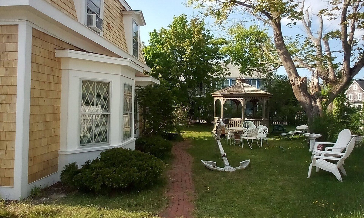 Hyannis House | Sea Breeze Inn