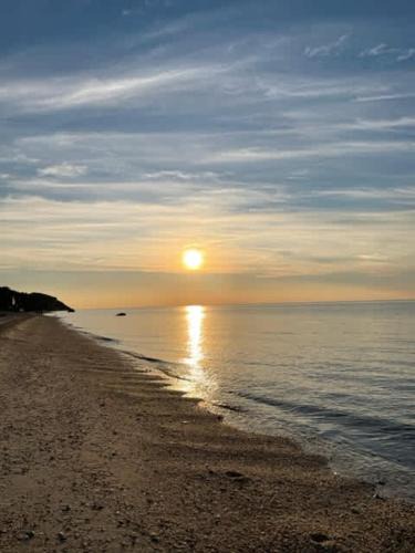 Wading River House | Sea Cliff Charm: 5 Mins to Beach, Firepit