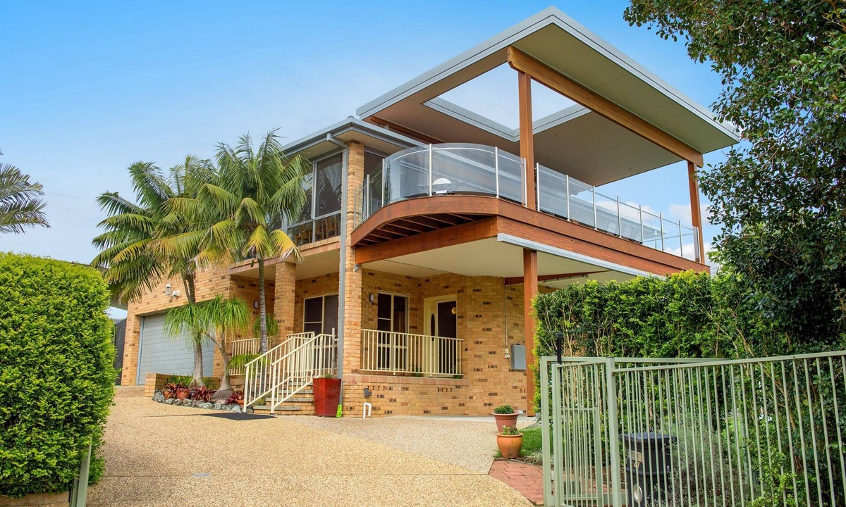 Bonny Hills Apartment | Sea-eagle sanctuary - views, pool, stroll to beach