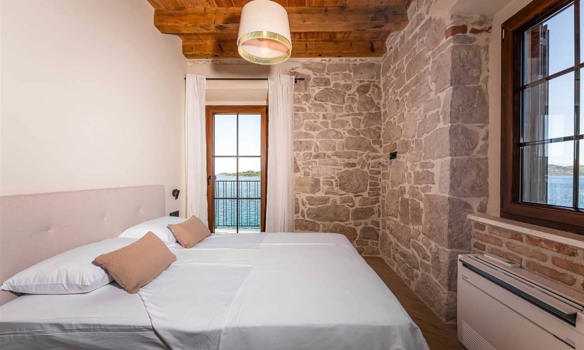 Komoseva Villa | Sea front Villa Draga with heated infinity pool