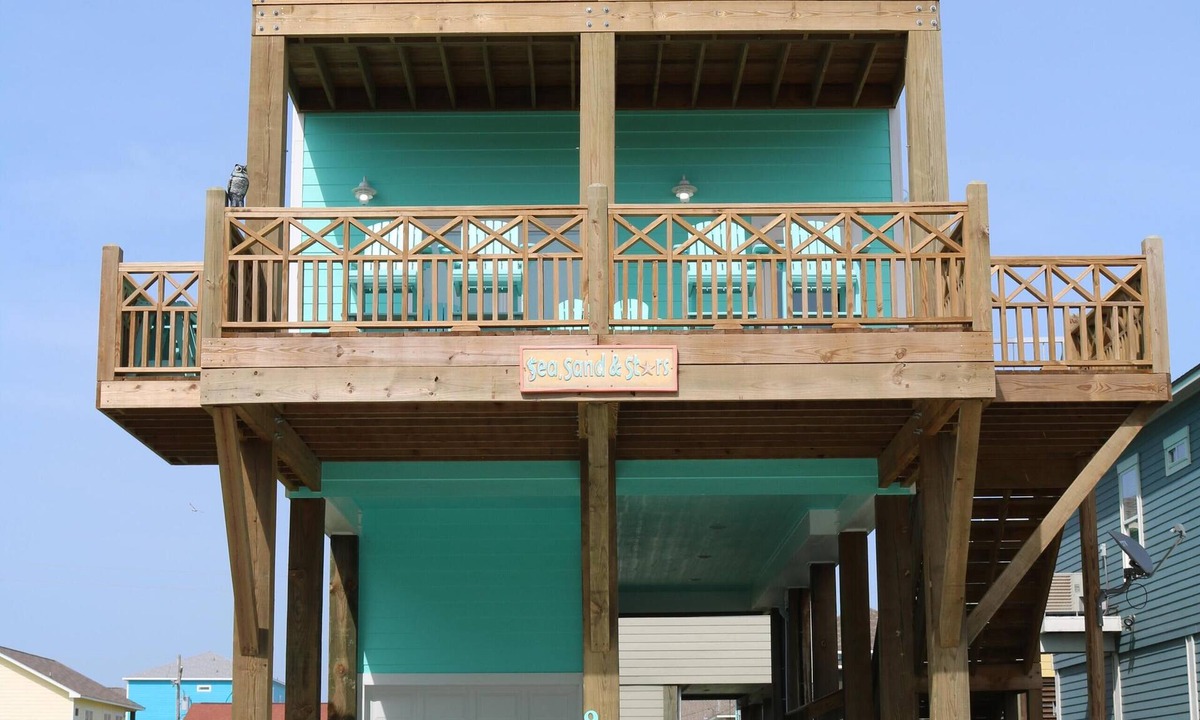 Port Bolivar House | Sea, Sand & Stars - Beautiful Home, 2 minute walk to Beach