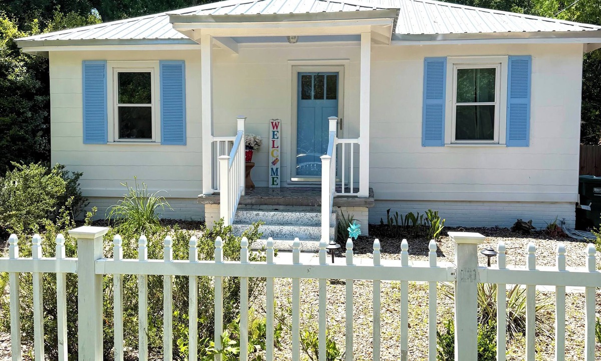 Gulfport Cottage | Sea Turtle Cottage 🐢 Pet-Friendly + Walk to Beach + Fenced Yard