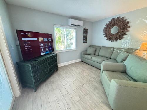 Bonita Shores Apartment | Sea Turtle - Fresh Spacious Cottage W&D Kit 1.3 Mi to Beach