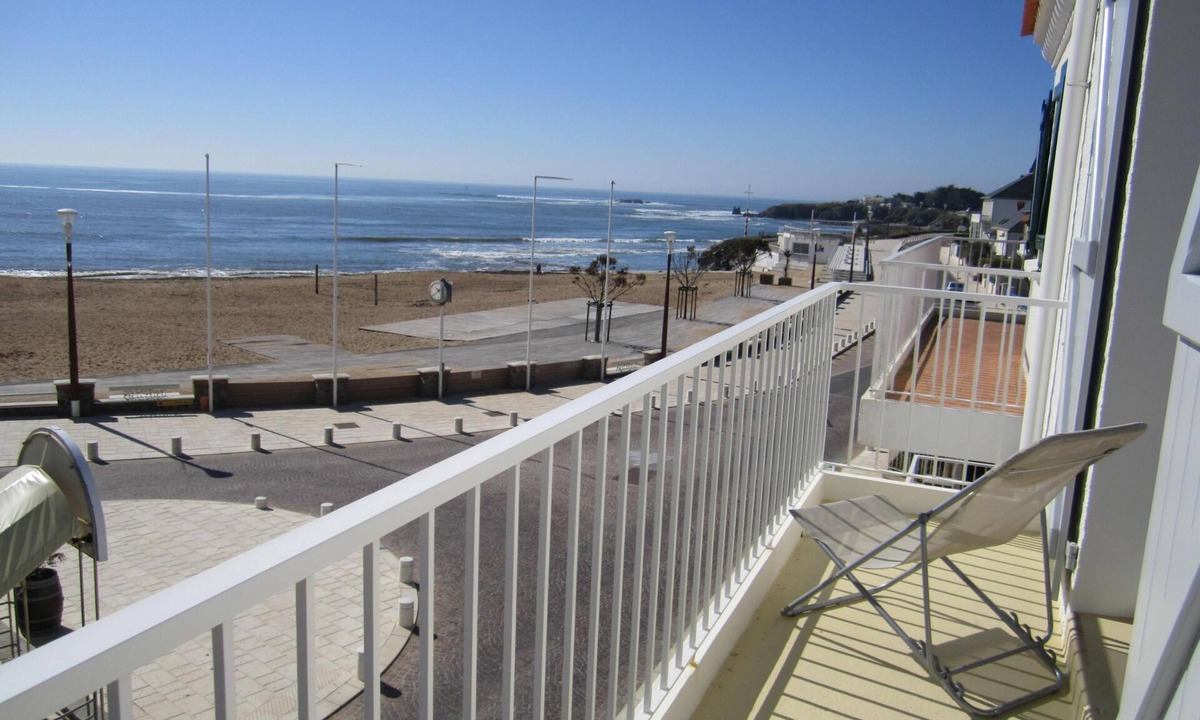 Saint-Gilles-Croix-de-Vie Apartment | SEA VIEW, apartment in HOUSE, 30m from BOISVINET beach, 3 Stars, PRIVATE PARKING