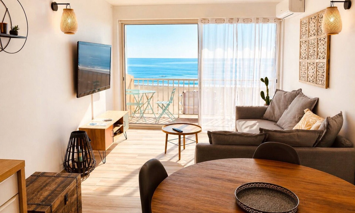 Le Grand Large Apartment | Sea View Escape – Top Floor, A/C, Wi-Fi, Beach