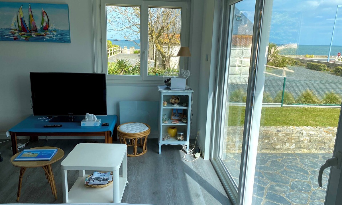 Asnelles House | Sea view villa, sleeps 4.