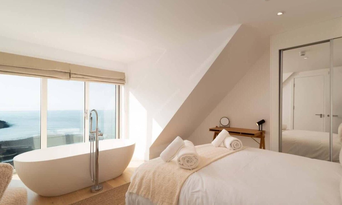 Lynmouth Apartment | Sea View & Window Bath Experience | 2Bed | Balcony