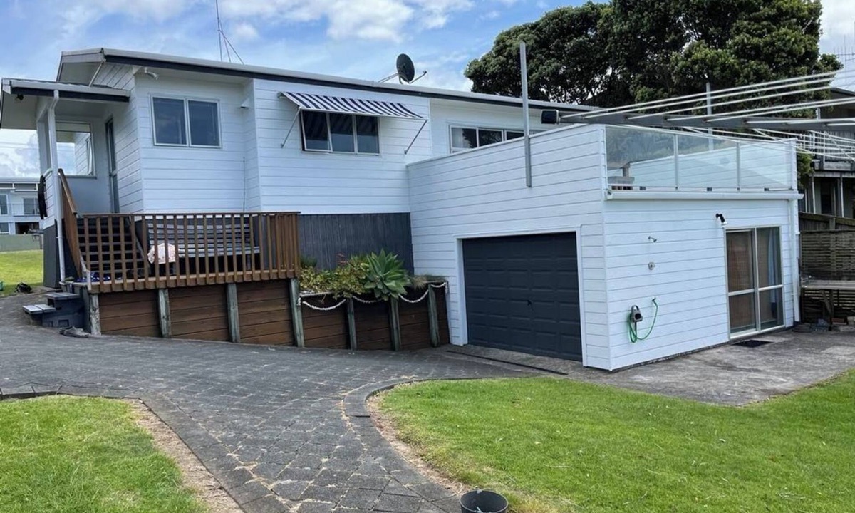 Waihi Beach House | Sea views 3-bedroom Waihi Beach