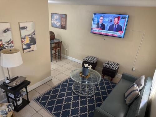 Lantana Apartment | SeaBreeze Retreat-N
