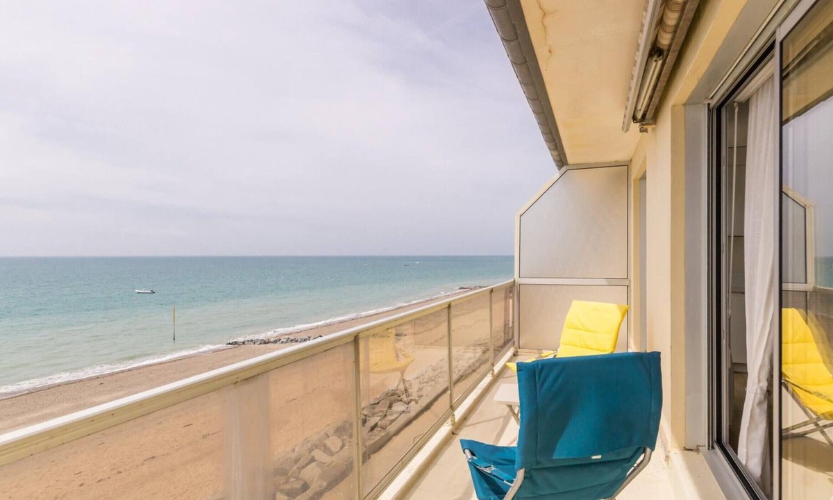 Agon-Coutainville Apartment | Seafront apartment with balcony and private parking