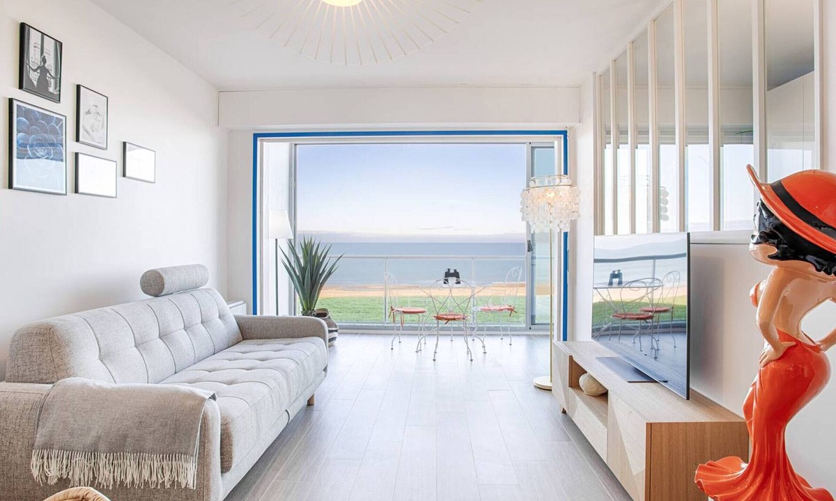 Le Home Apartment | Seafront Apartment - 4 guests