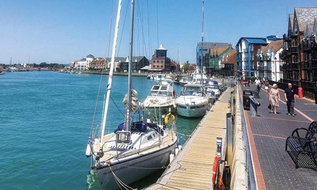 Littlehampton House | Seafront Apartment Private Garden & Free Parking
