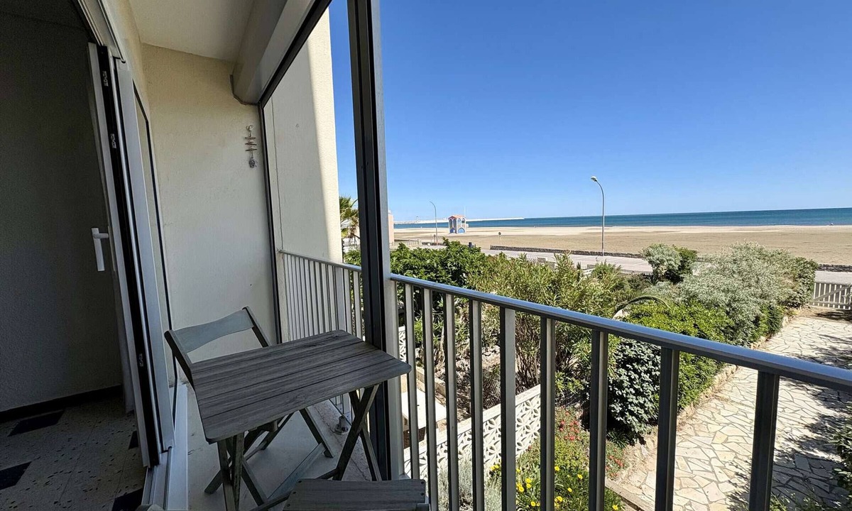 Port-la-Nouvelle Apartment | Seafront apt, 1 bedroom, balcony, washing machine, 5 pax