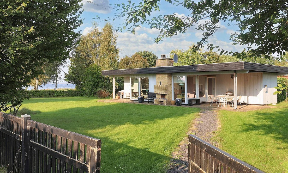 Kongsnæs House | Seafront Holiday Home with Hot Tub