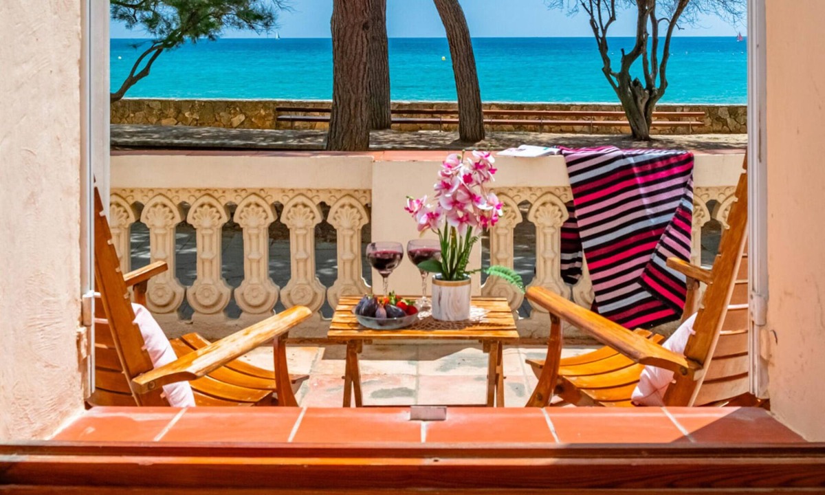 La Fosca House | Seafront House in La Fosca: Terraces, WIFI, 5 Bedrooms, Direct Beach Access
