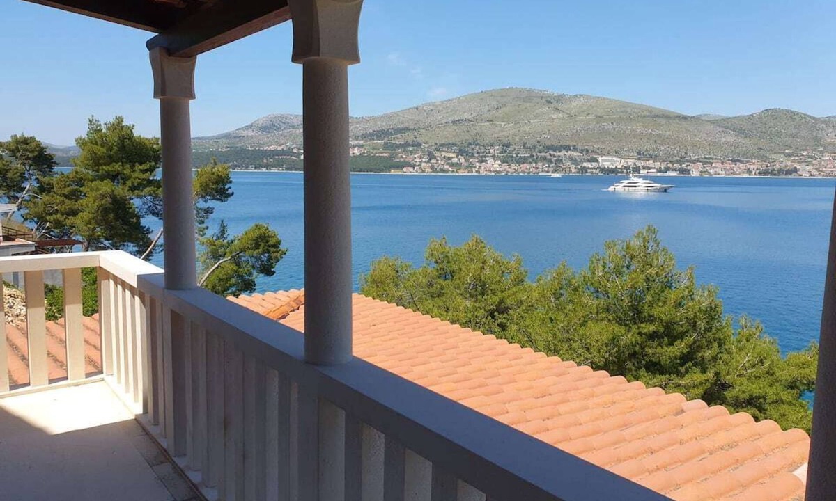 Okrug Donji House | Seafront House with beautiful terraces and private beach