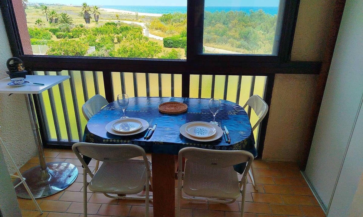 Saint-Cyprien Plage Apartment | Seafront location for this one-bedroom flat in a residence with communal swimming pool -4TRO94