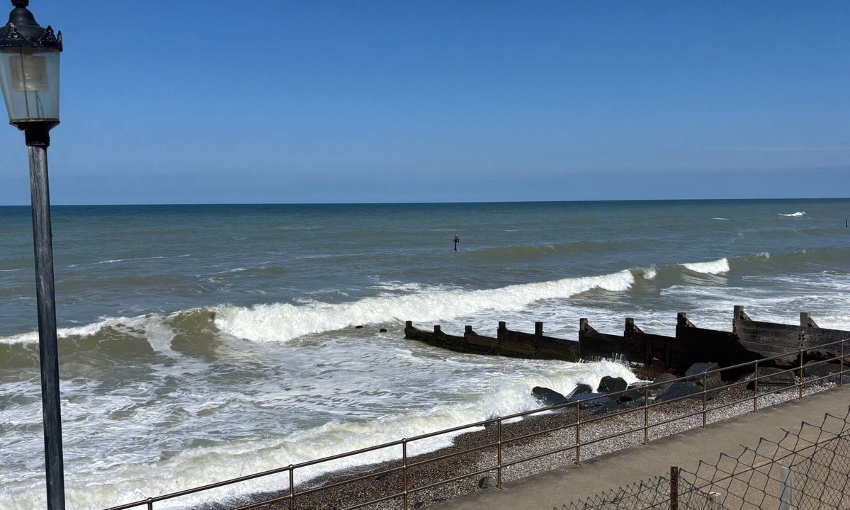 Sheringham Apartment | Seafront Sheringham 1 bed Apt Sleeps 4 - 1xdog