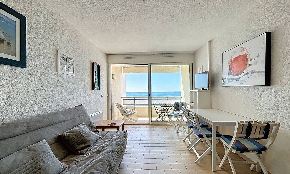 Carnon-Plage Apartment | Seafront studio cabin with parking and pets allowed